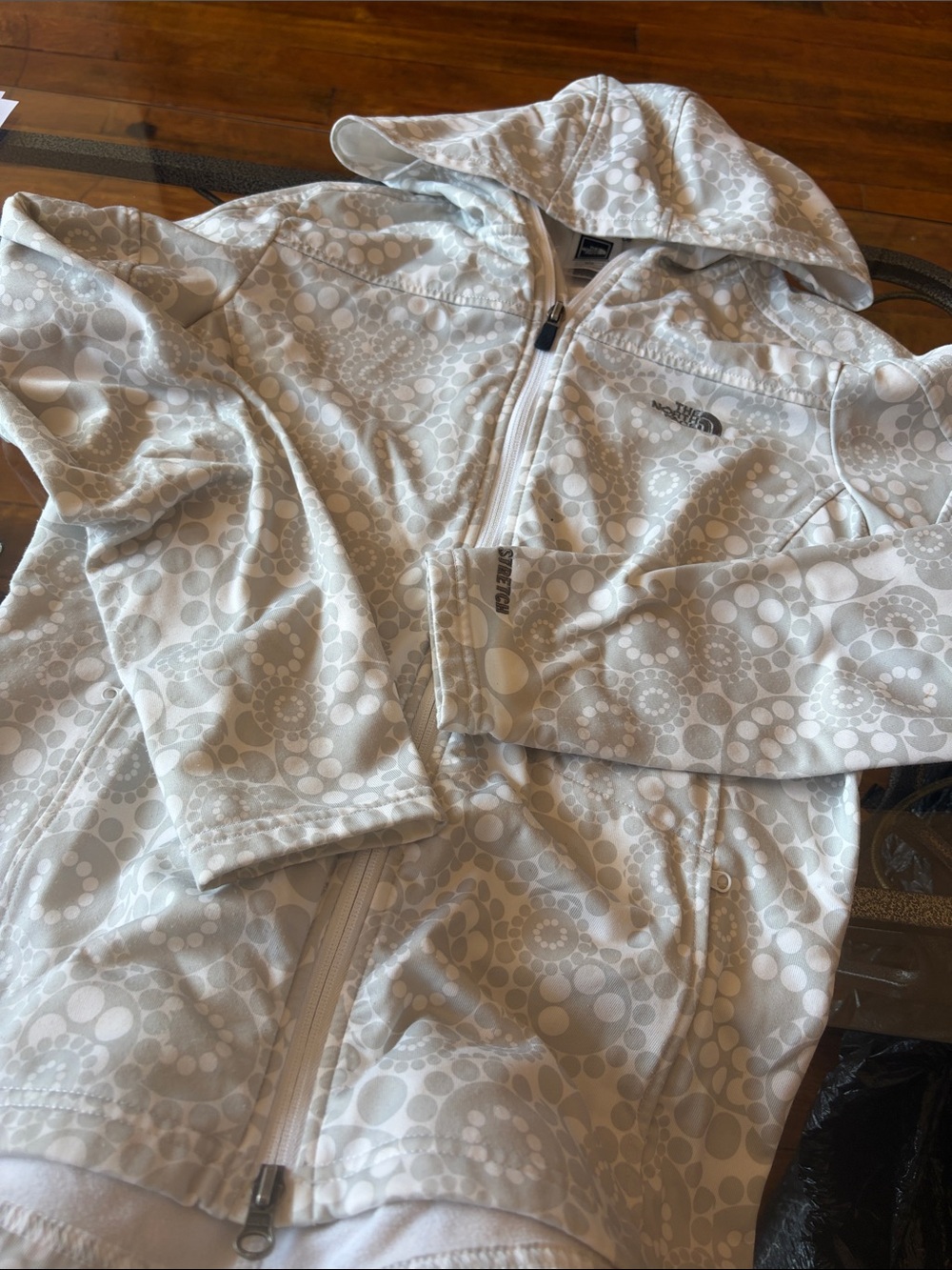 The North Face women’s White & Light Gray Bubble-Print Hooded Jacket